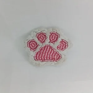 Pin huella de gato pañolency 5cm de alto *5cm de ancho bordado en mostacilla