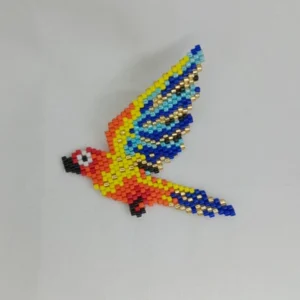 Pin guacamaya aliverde 7cm de alto *6 cm ancho elaborado en miyuki con la técnica peyote