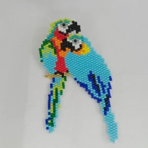 Pin guacamayeja 9cm de alto *6cm de ancho elaborado en miyuki con la técnica peyote