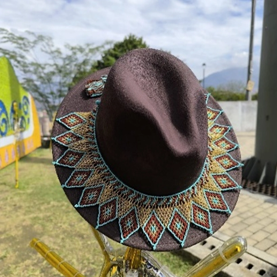 Sombrero atardecer tejido en mostacilla